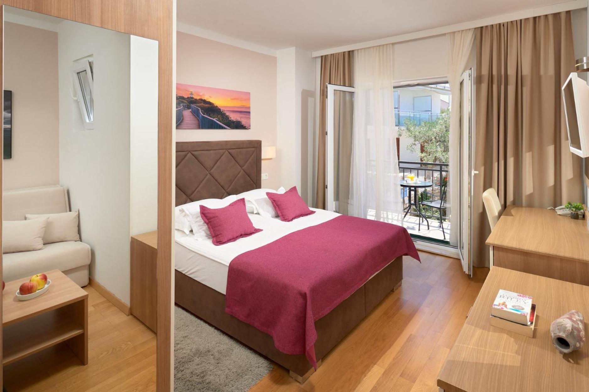 Hotel Fortuna Милна Екстериор снимка