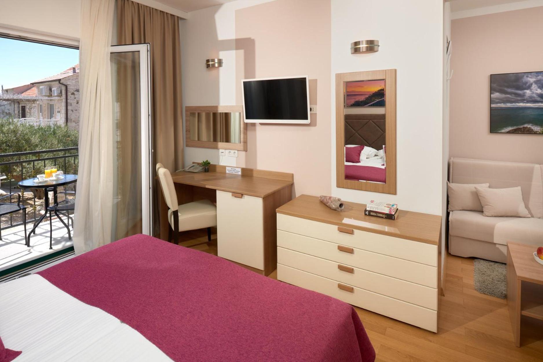 Hotel Fortuna Милна Екстериор снимка